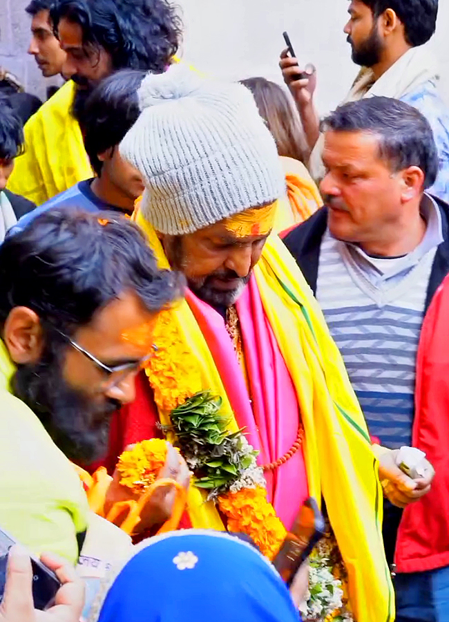 Manchu_20Vishnu_20and_20Manchu_20Mohan_20Babu_20Visuals_20at_20Kedarnath__20_286_29.jpg 6