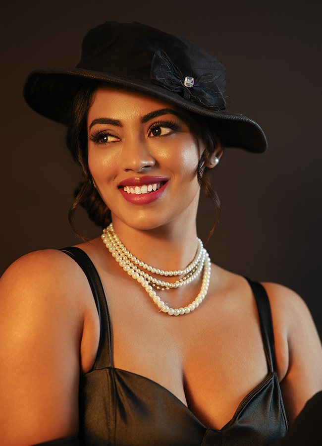 Actress_20Kamakshi_20Bhaskarla_20Hot_20HD_20Photos_12.jpg 10