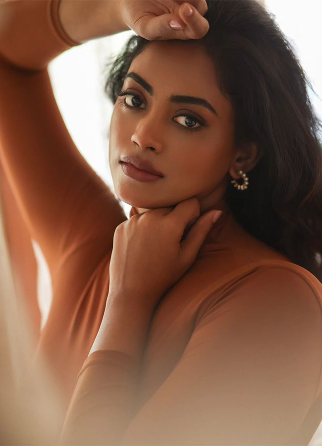Actress_20Kamakshi_20Bhaskarla_20Hot_20HD_20Photos_17.jpg 14