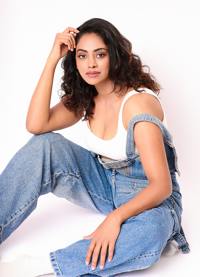 Actress_20Kamakshi_20Bhaskarla_20Hot_20HD_20Photos_3.jpg 3