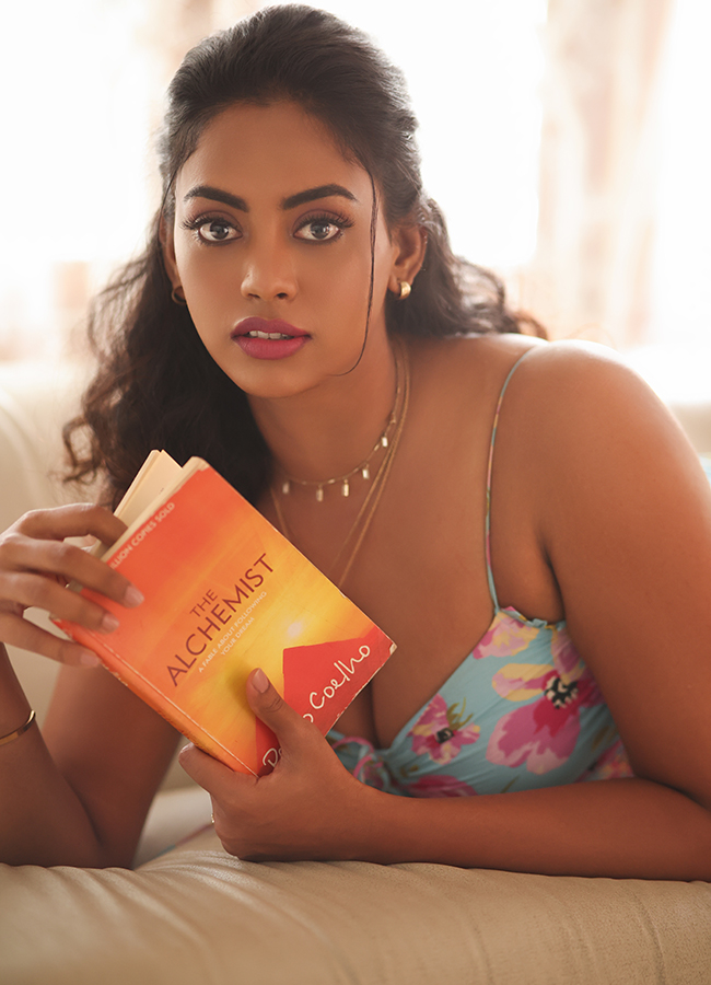 Actress_20Kamakshi_20Bhaskarla_20Hot_20HD_20Photos_4.jpg 4