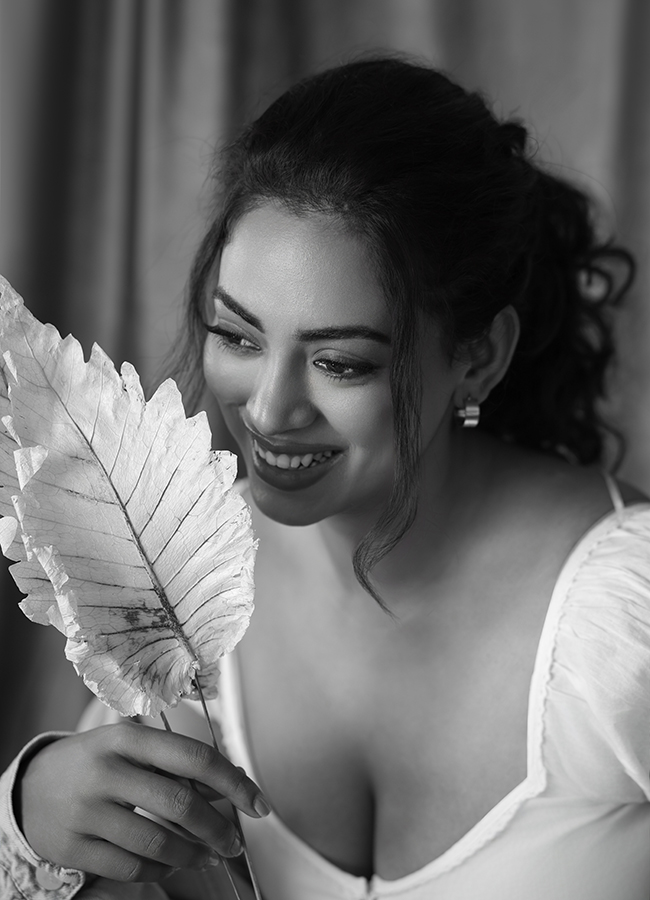 Actress_20Kamakshi_20Bhaskarla_20Hot_20HD_20Photos_6.jpg 5