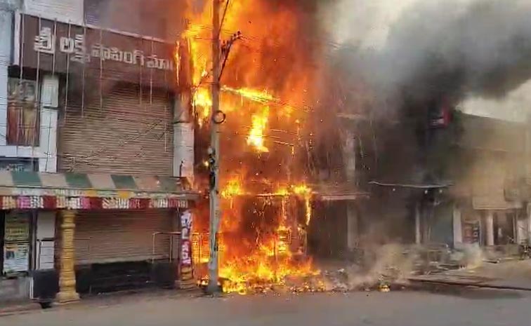 Huge-Fire-Broke-Out-In-A-Sh.jpg