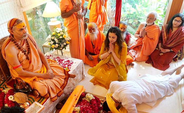 Parineeti_20Chopra-Raghav_20Chadha_20Feel_20_26_23039_3BHappy_26_23039_3B_20As_20Shankaracharya_20Visits_20Their_20Delhi_20Residence_20for_20the_20_26_23039_3BPaduka_20Puja_26_23039_3B_20Photos_20_2814_29.jpg 2
