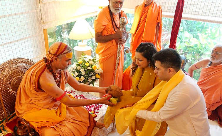Parineeti_20Chopra-Raghav_20Chadha_20Feel_20_26_23039_3BHappy_26_23039_3B_20As_20Shankaracharya_20Visits_20Their_20Delhi_20Residence_20for_20the_20_26_23039_3BPaduka_20Puja_26_23039_3B_20Photos_20_2817_29.jpg 5