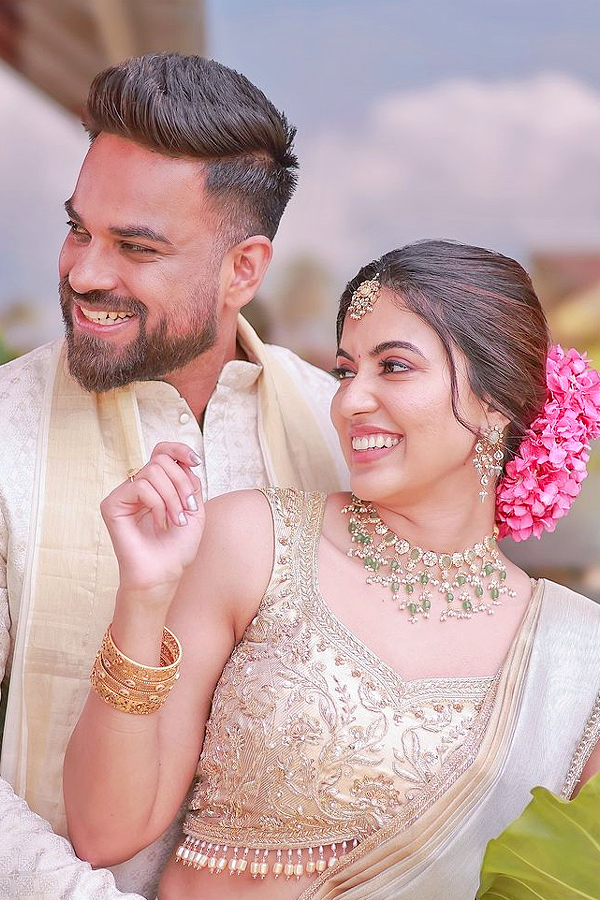 Tollywood_20Actress_20Anju_20Kurian_20Engagement_20Photos_20Goes_20Viral_20on_20Social_20Media_20_2810_29.jpg 11
