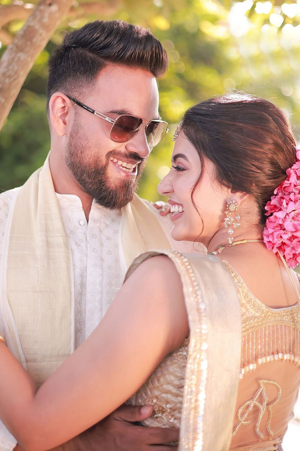 Tollywood_20Actress_20Anju_20Kurian_20Engagement_20Photos_20Goes_20Viral_20on_20Social_20Media_20_283_29.jpg 4