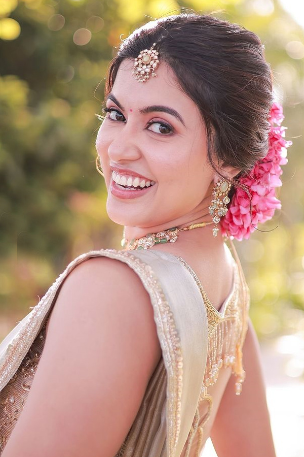 Tollywood_20Actress_20Anju_20Kurian_20Engagement_20Photos_20Goes_20Viral_20on_20Social_20Media_20_284_29.jpg 5