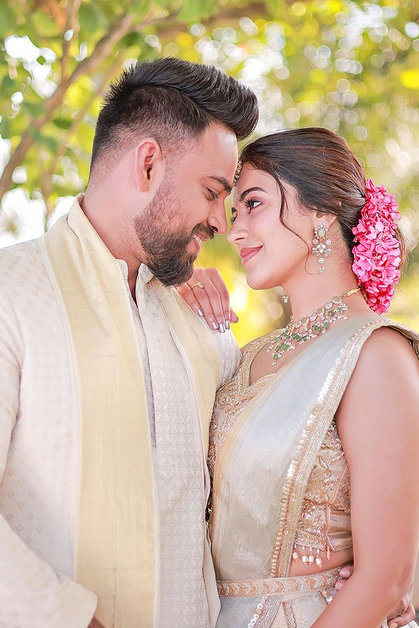 Tollywood_20Actress_20Anju_20Kurian_20Engagement_20Photos_20Goes_20Viral_20on_20Social_20Media_20_288_29.jpg 9
