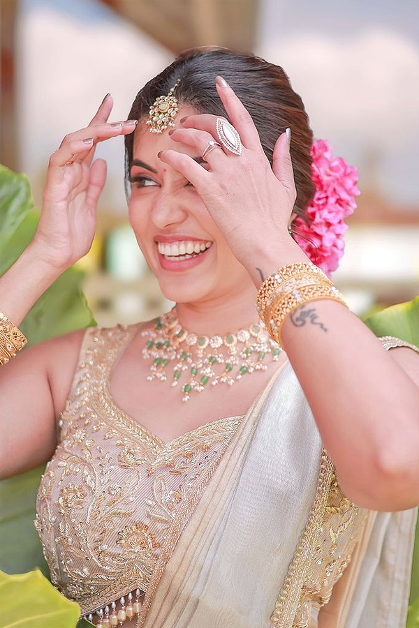 Tollywood_20Actress_20Anju_20Kurian_20Engagement_20Photos_20Goes_20Viral_20on_20Social_20Media_20_289_29.jpg 10