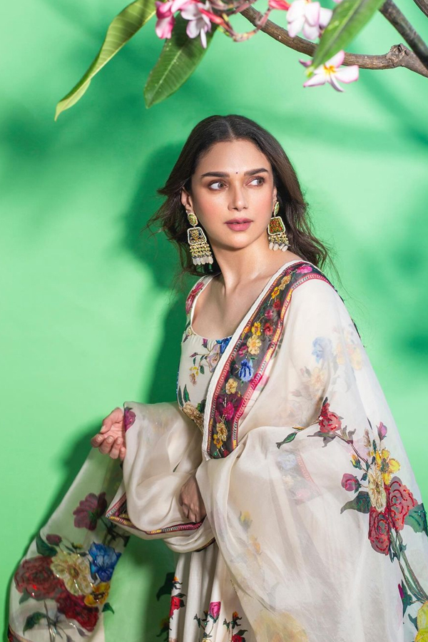 Aditi-Rao-Hydari-14.jpg 15