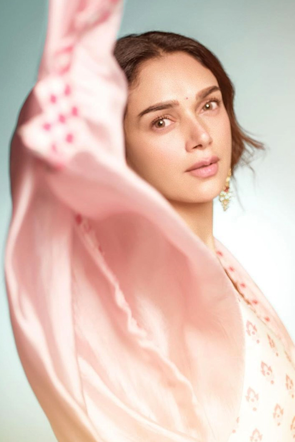 Aditi-Rao-Hydari-18.jpg 19