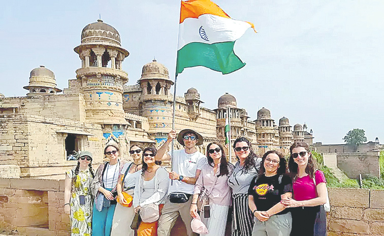 FOREIGN-TOURISTS.jpg