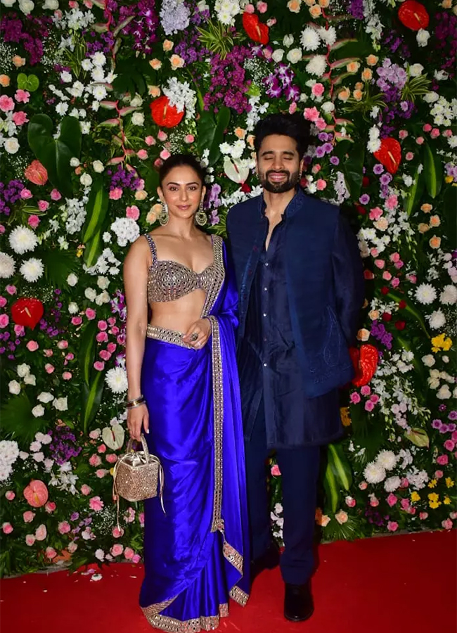 Stars_20Shine_20Bright_20At_20Ekta_20Kapoor_20Diwali_20Bash_20Photos__20_2810_29.jpg 10
