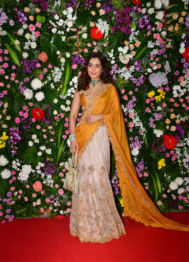 Stars_20Shine_20Bright_20At_20Ekta_20Kapoor_20Diwali_20Bash_20Photos__20_2811_29.jpg 11