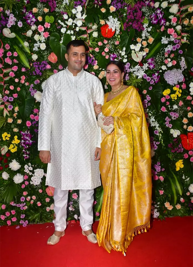 Stars_20Shine_20Bright_20At_20Ekta_20Kapoor_20Diwali_20Bash_20Photos__20_2812_29.jpg 12