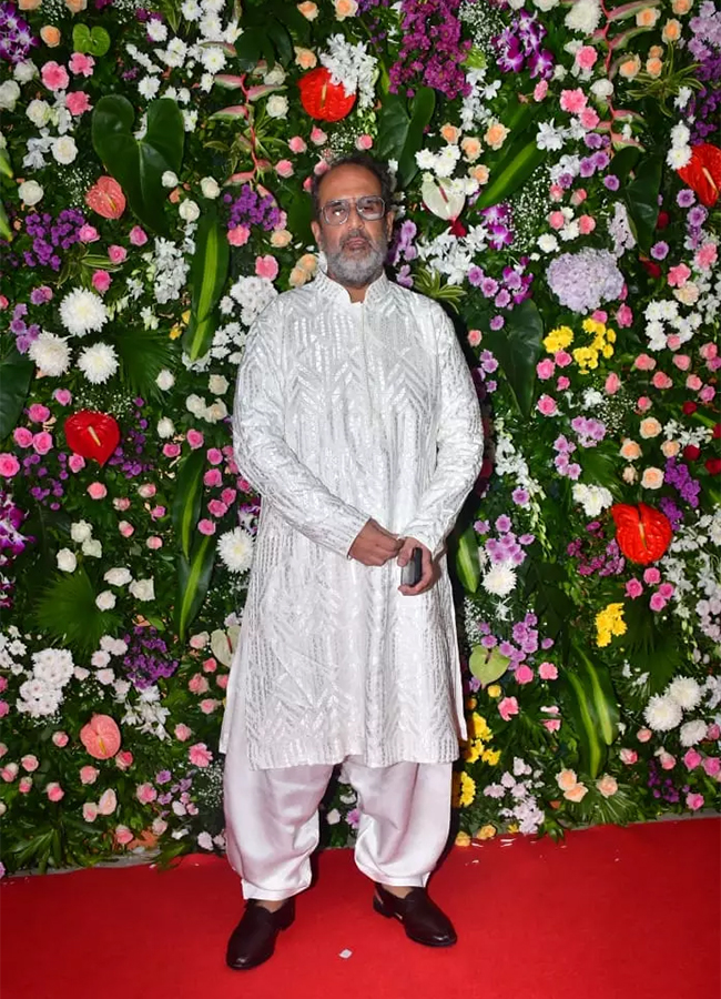 Stars_20Shine_20Bright_20At_20Ekta_20Kapoor_20Diwali_20Bash_20Photos__20_286_29.jpg 6