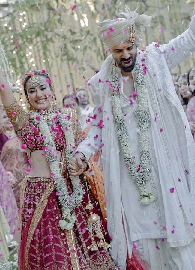 Surbhi_20Jyoti_20And_20Sumit_20Suri_20Are_20Now_20Married_20Viral_20Photos__20_2810_29_0.jpg 9