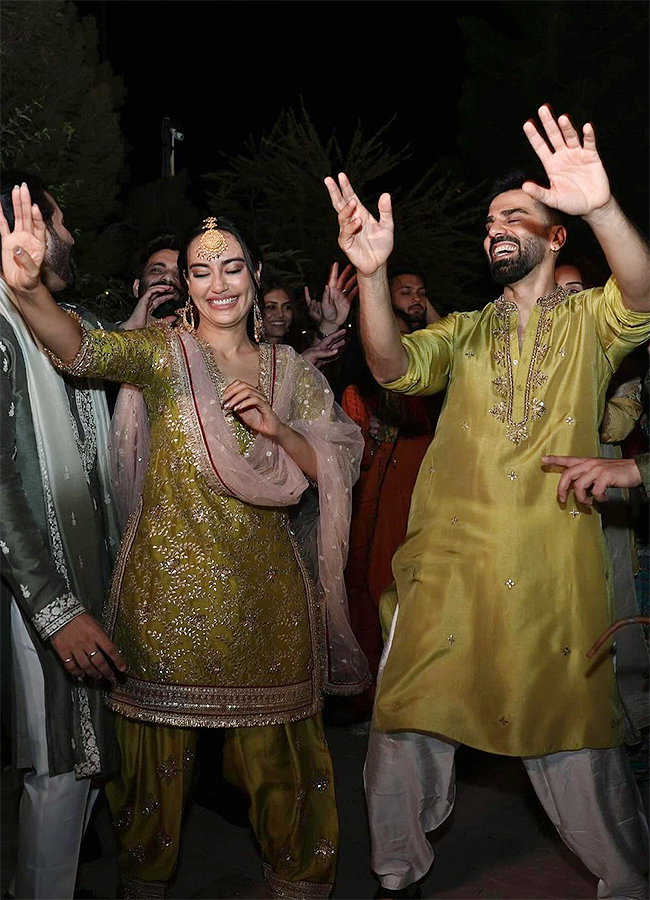 Surbhi_20Jyoti_20And_20Sumit_20Suri_20Are_20Now_20Married_20Viral_20Photos__20_2813_29_0.jpg 12