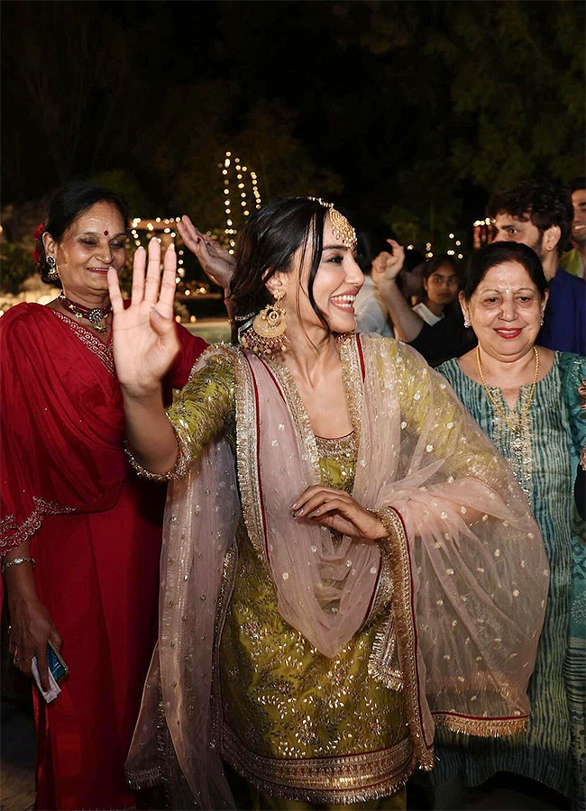 Surbhi_20Jyoti_20And_20Sumit_20Suri_20Are_20Now_20Married_20Viral_20Photos__20_2814_29_0.jpg 13