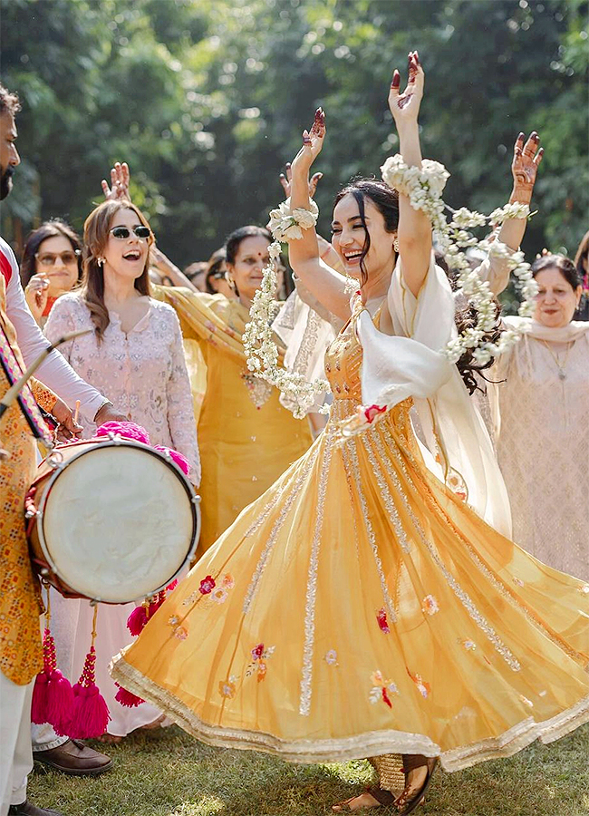 Surbhi_20Jyoti_20And_20Sumit_20Suri_20Are_20Now_20Married_20Viral_20Photos__20_2820_29_0.jpg 18