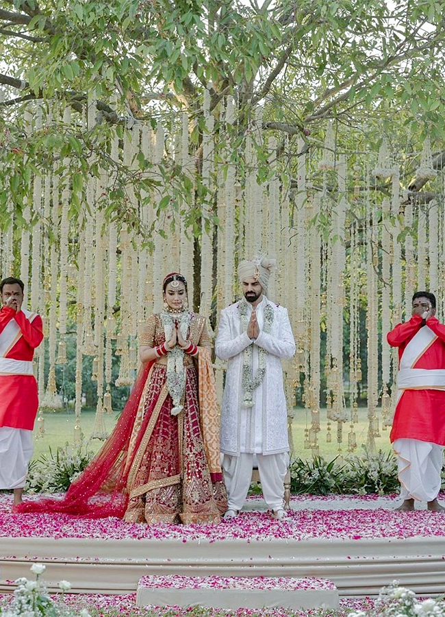 Surbhi_20Jyoti_20And_20Sumit_20Suri_20Are_20Now_20Married_20Viral_20Photos__20_287_29_0.jpg 6