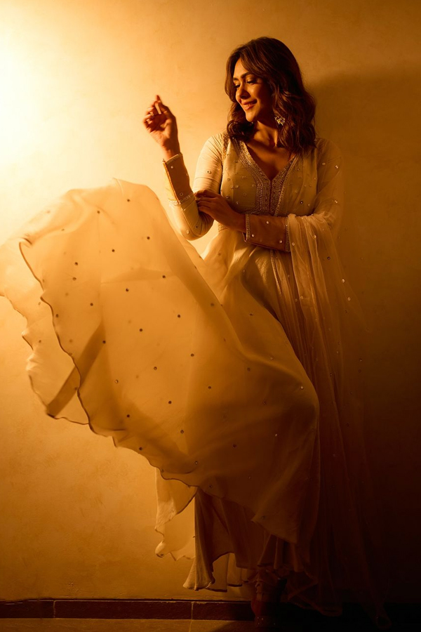 Mrunal_20Thakur_20latest_20photos14.jpg 15