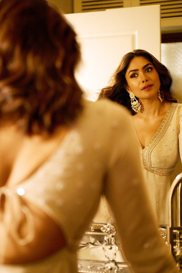 Mrunal_20Thakur_20latest_20photos15.jpg 16