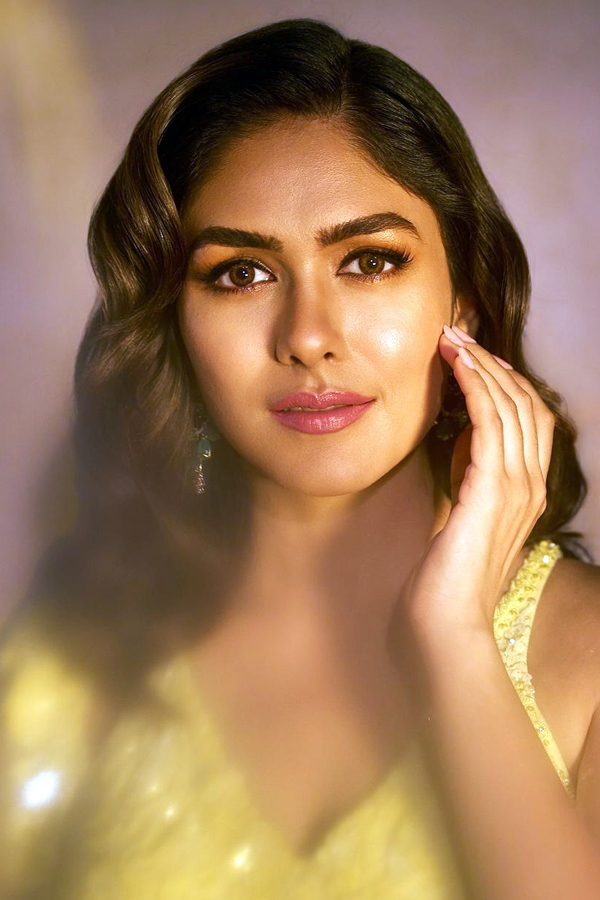 Mrunal_20Thakur_20latest_20photos4.jpg 5
