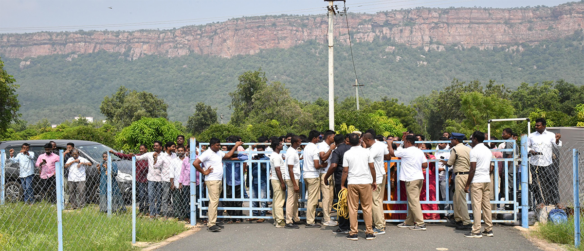 YS_20Jagan_20Pays_20Tribute_20To_20Dr_20YS_20Rajasekhara_20Reddy_20at_20YSR_20Ghat__20_2812_29.jpg 12