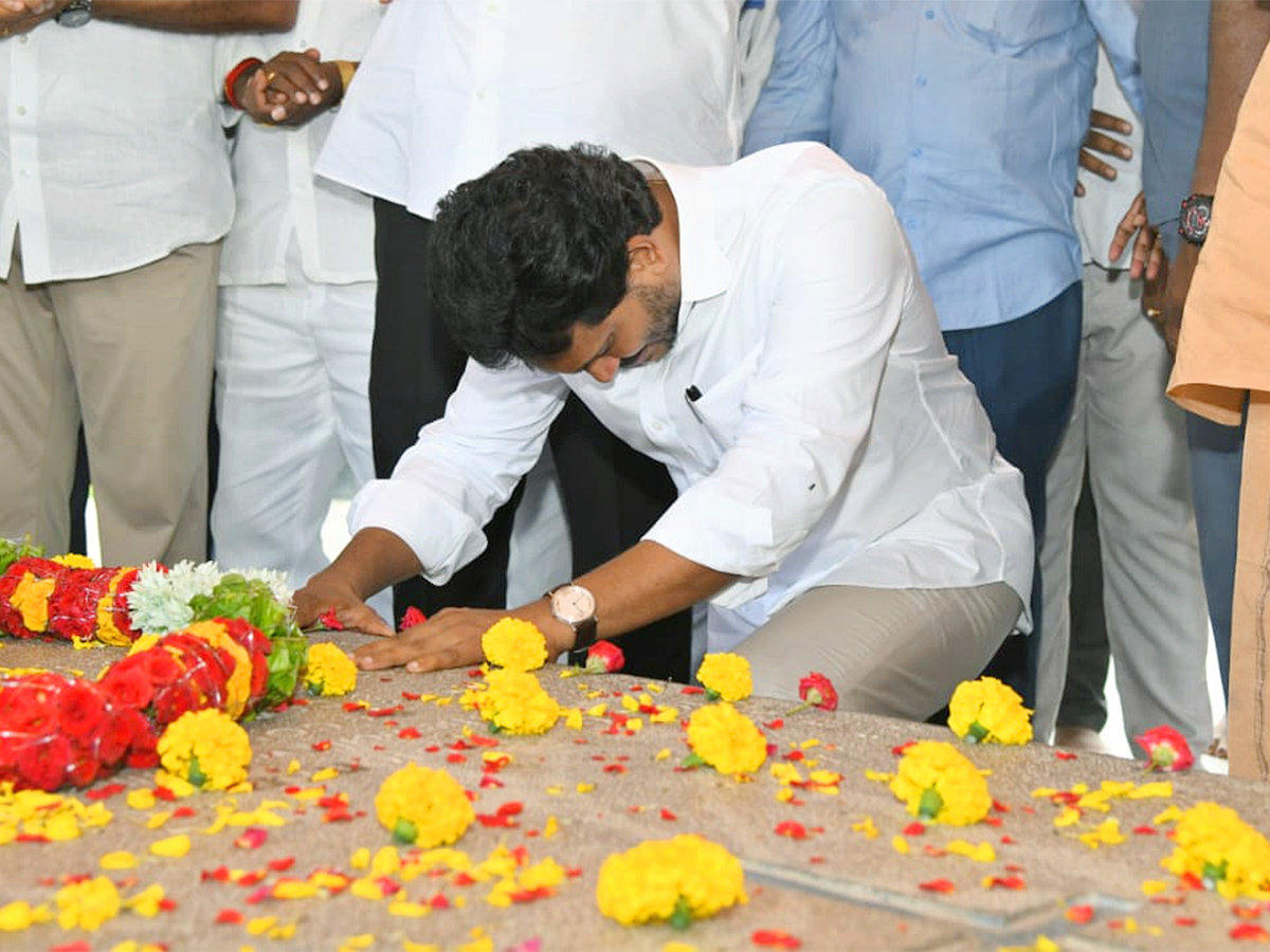 YS_20Jagan_20Pays_20Tribute_20To_20Dr_20YS_20Rajasekhara_20Reddy_20at_20YSR_20Ghat__20_281_29.jpg 1