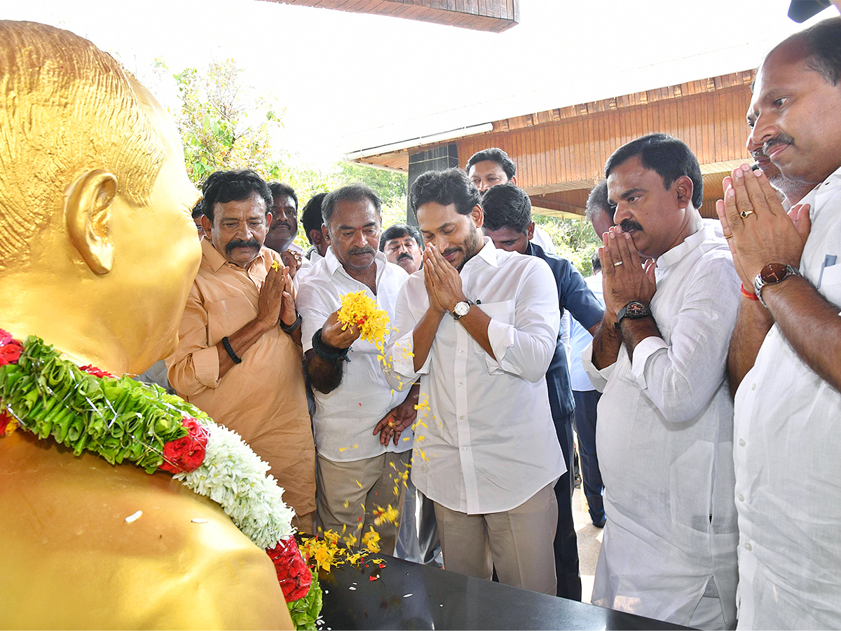 YS_20Jagan_20Pays_20Tribute_20To_20Dr_20YS_20Rajasekhara_20Reddy_20at_20YSR_20Ghat__20_2823_29.jpg 23