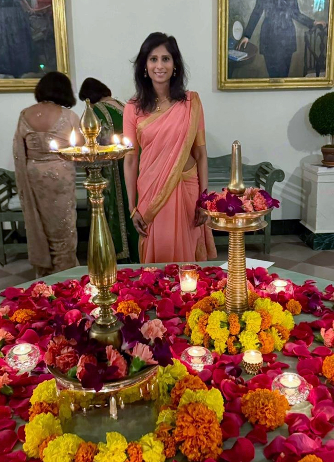 Kajol_20and_20Neha_20kakkar17.jpg 15