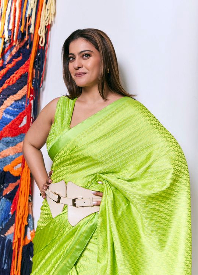 Kajol_20and_20Neha_20kakkar2.jpg 3