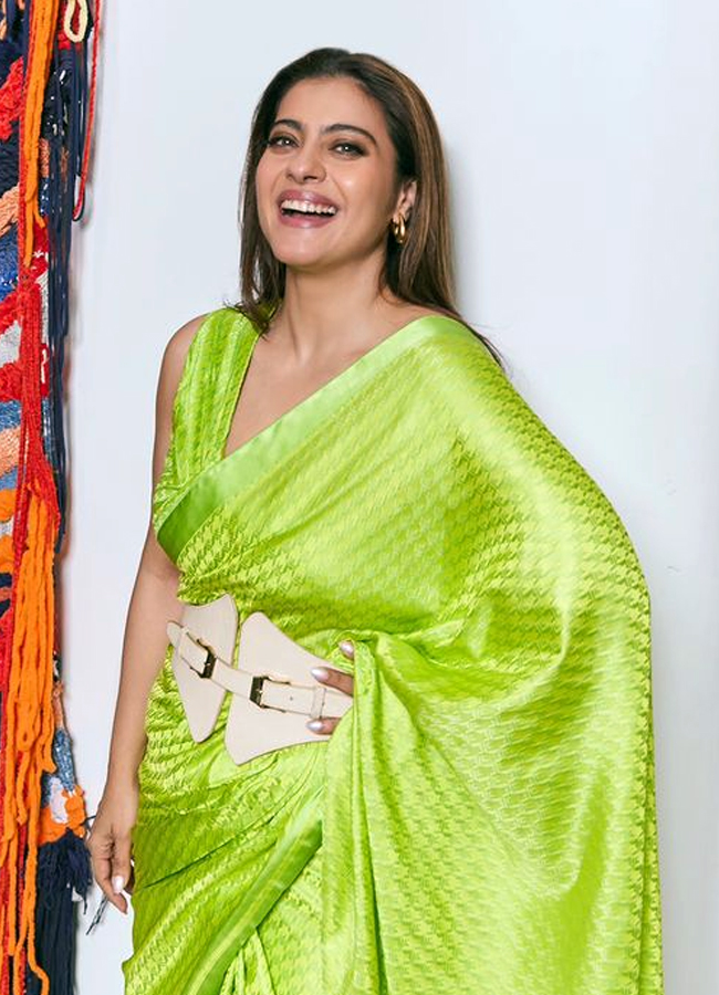Kajol_20and_20Neha_20kakkar3.jpg 4