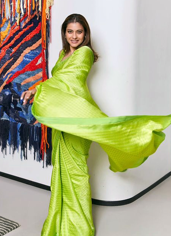 Kajol_20and_20Neha_20kakkar4.jpg 5