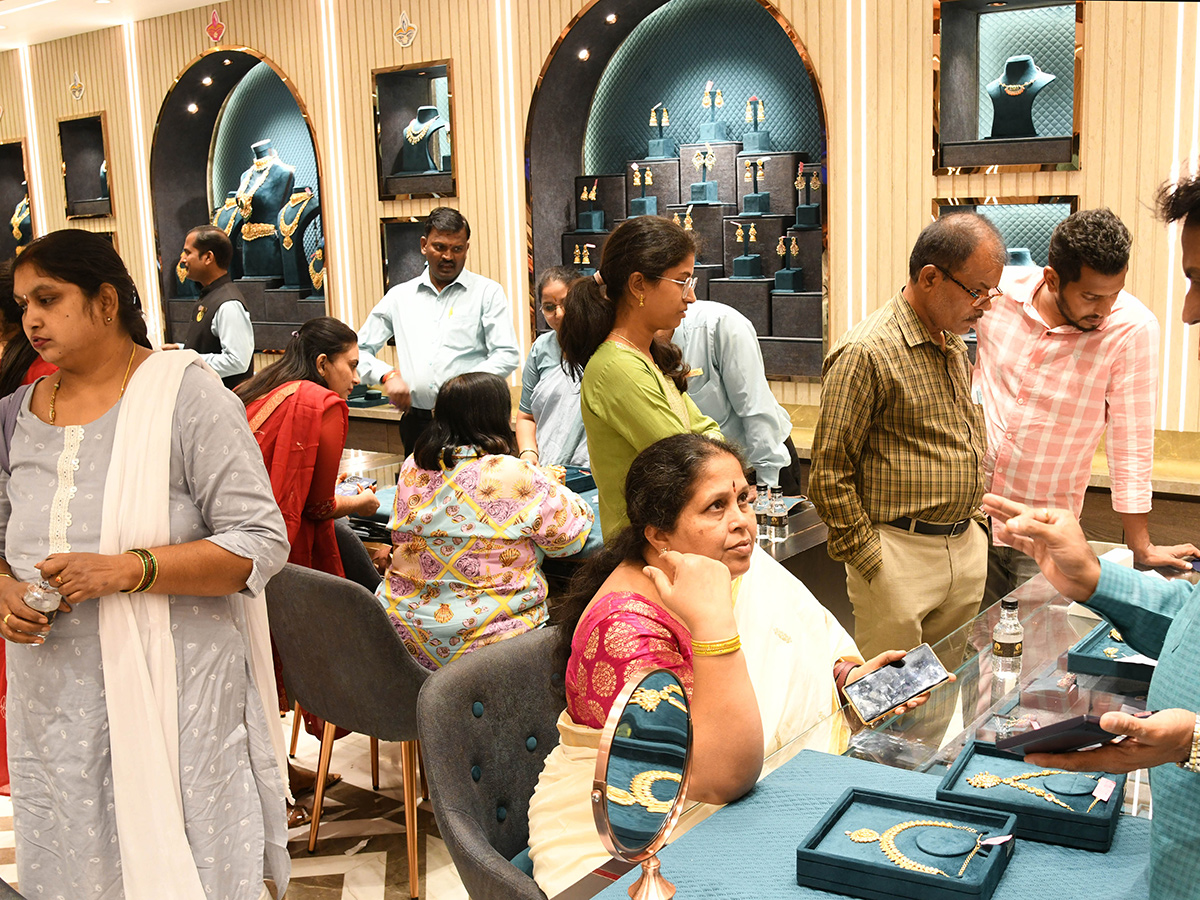 Public_20Rush_20At_20Gold_20Shops_20Ahead_20Of_20Dhantrayodashi_202024__20_2814_29.jpg 14