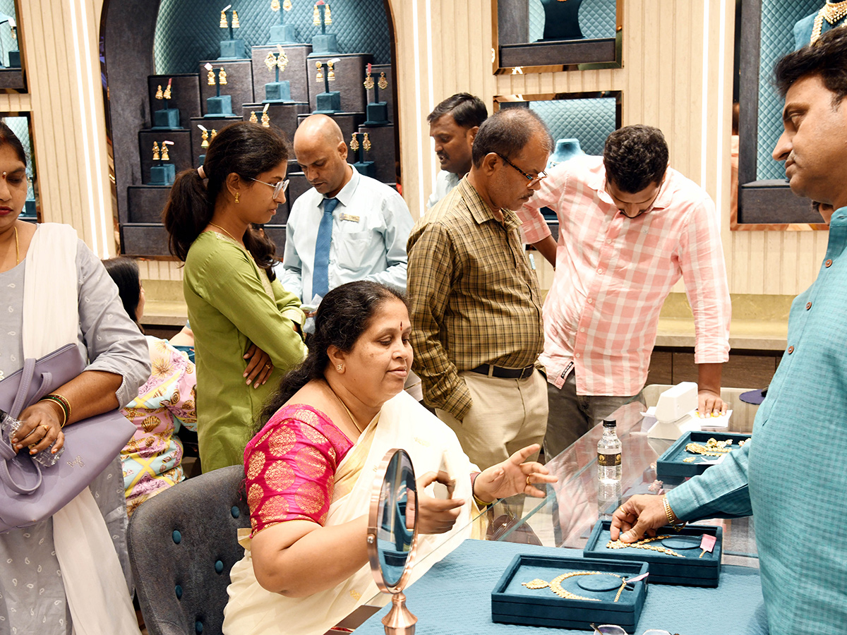 Public_20Rush_20At_20Gold_20Shops_20Ahead_20Of_20Dhantrayodashi_202024__20_2815_29.jpg 15