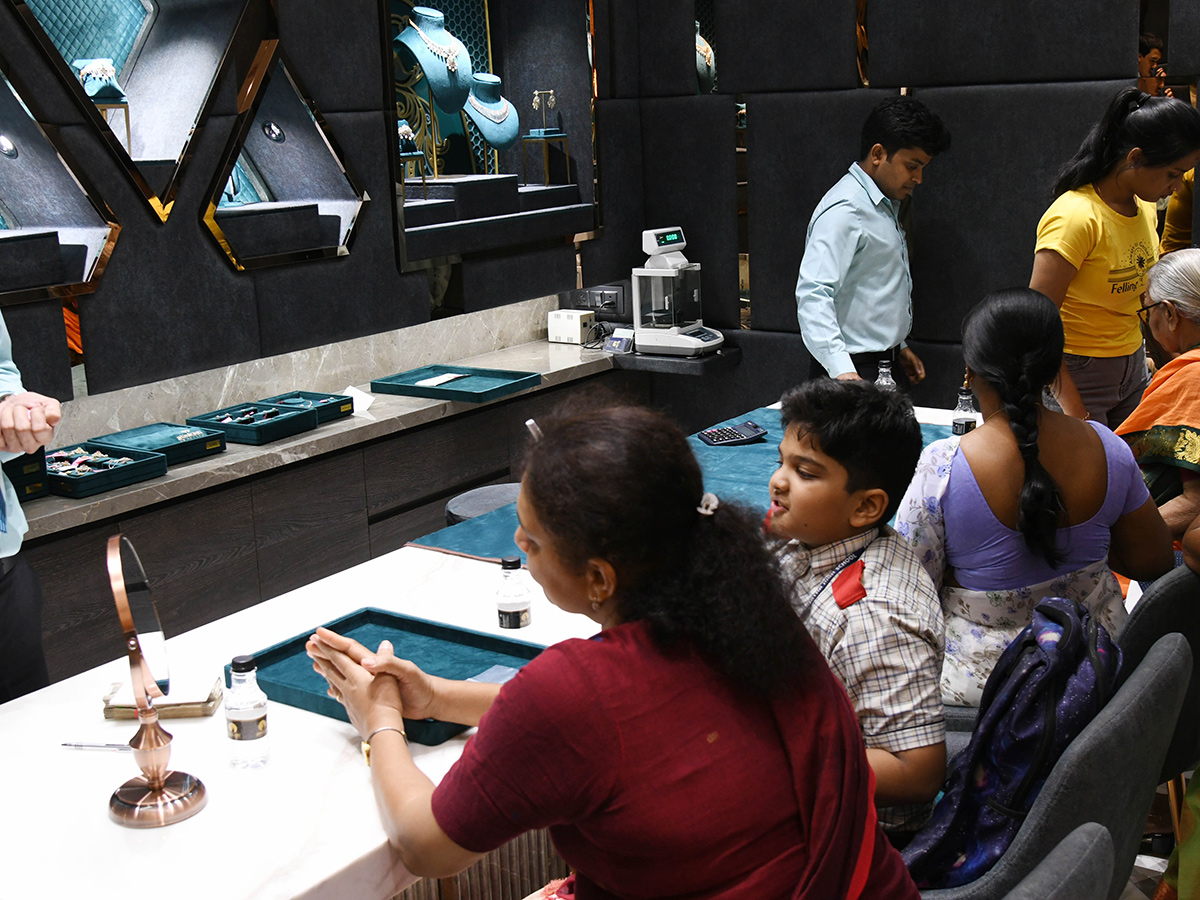 Public_20Rush_20At_20Gold_20Shops_20Ahead_20Of_20Dhantrayodashi_202024__20_287_29.jpg 7