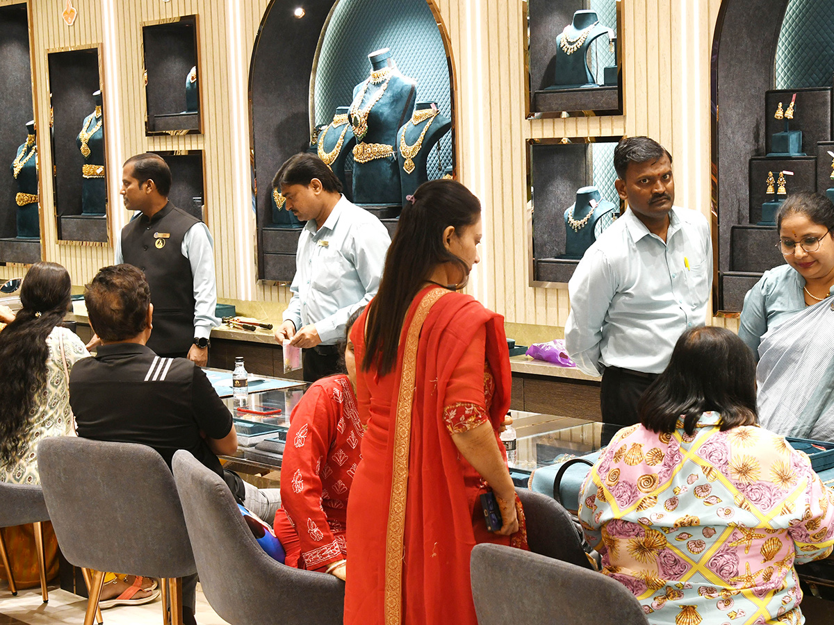 Public_20Rush_20At_20Gold_20Shops_20Ahead_20Of_20Dhantrayodashi_202024__20_288_29.jpg 8