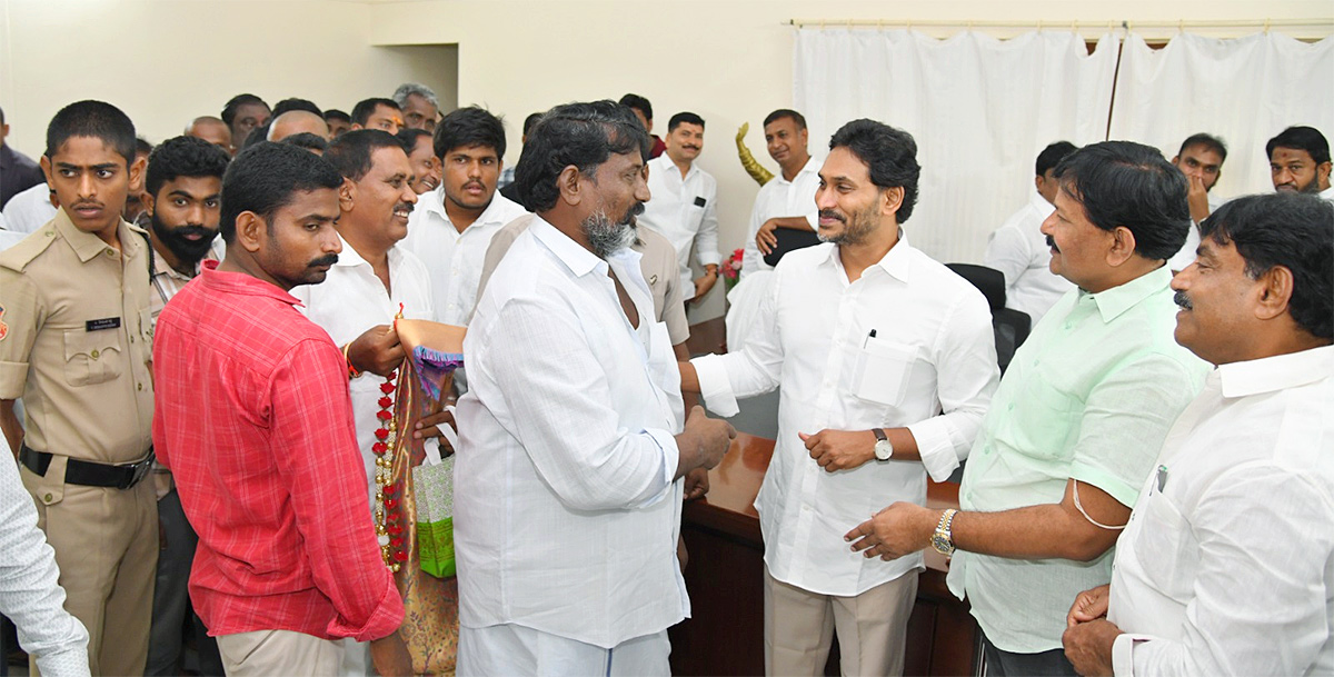 YS_20Jagan_20Praja_20Darbar_20At_20Kadapa_20Pulivendula_20Photos__20_2813_29.jpg 13