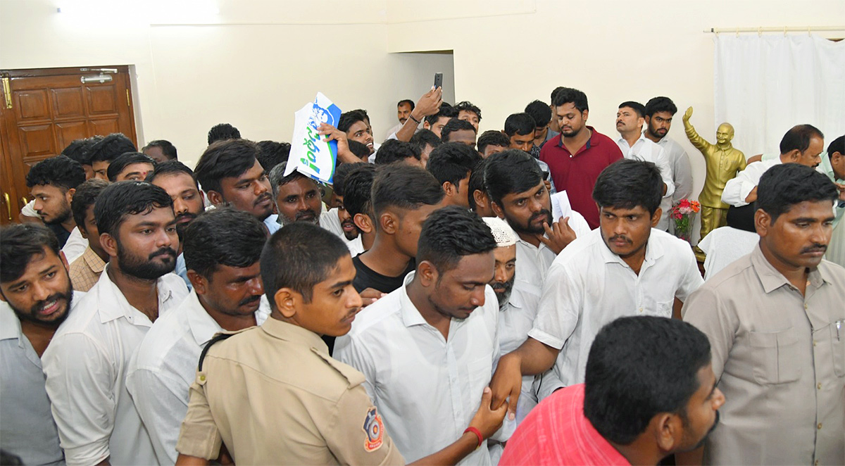 YS_20Jagan_20Praja_20Darbar_20At_20Kadapa_20Pulivendula_20Photos__20_2815_29.jpg 15