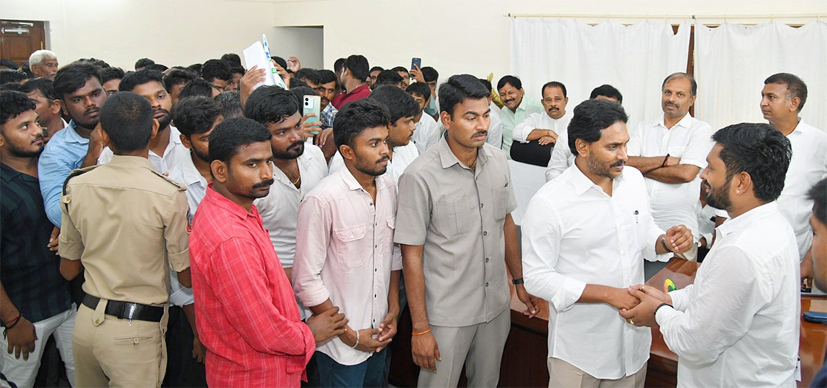 YS_20Jagan_20Praja_20Darbar_20At_20Kadapa_20Pulivendula_20Photos__20_2816_29.jpg 16