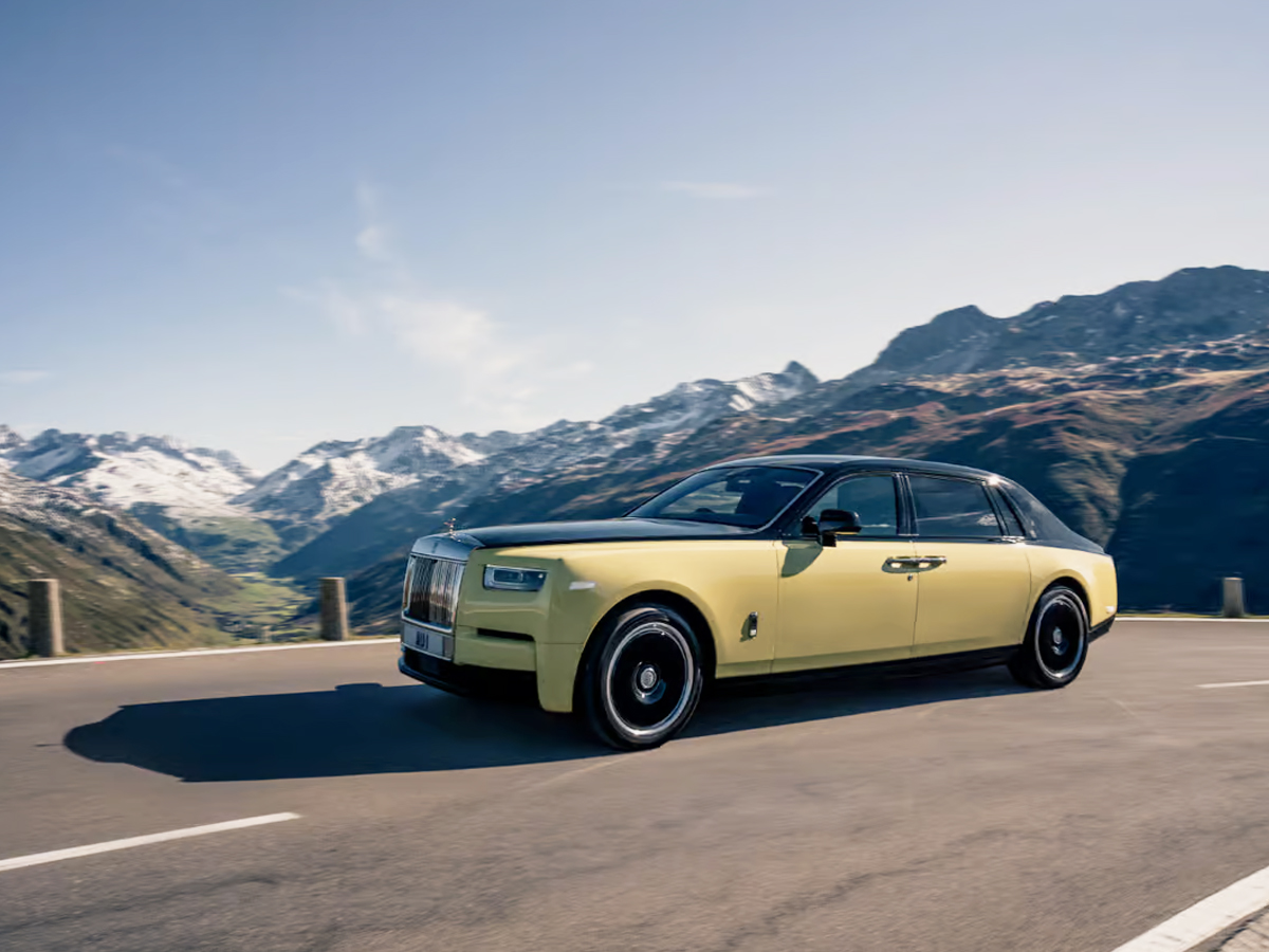 Rolls-Royce_Reveals_One-Off_Goldfinger-1.jpg 2