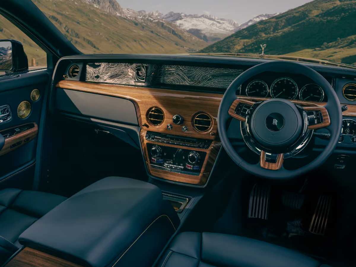 Rolls-Royce_Reveals_One-Off_Goldfinger-10.jpg 12