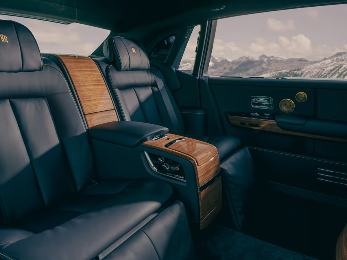 Rolls-Royce_Reveals_One-Off_Goldfinger-11.jpg 13