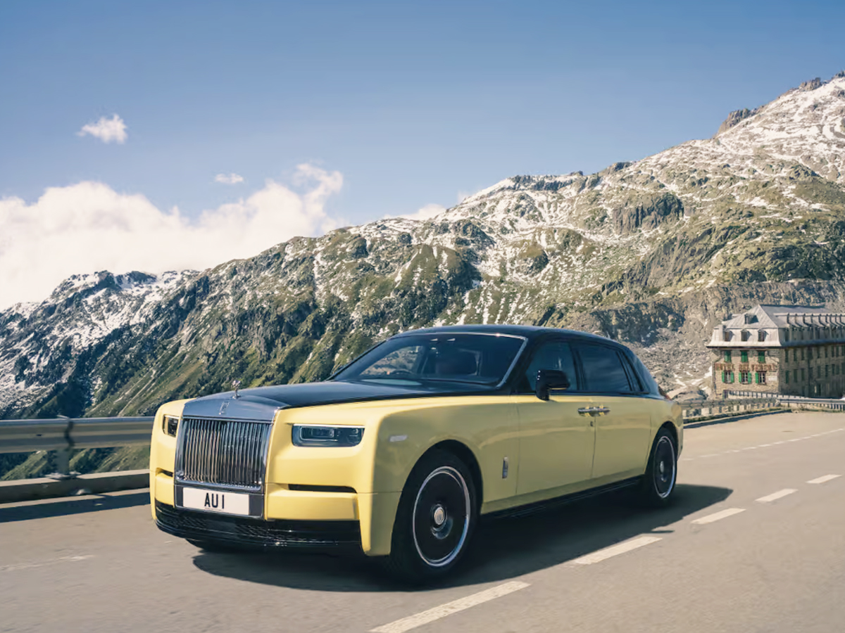 Rolls-Royce_Reveals_One-Off_Goldfinger-13.jpg 15