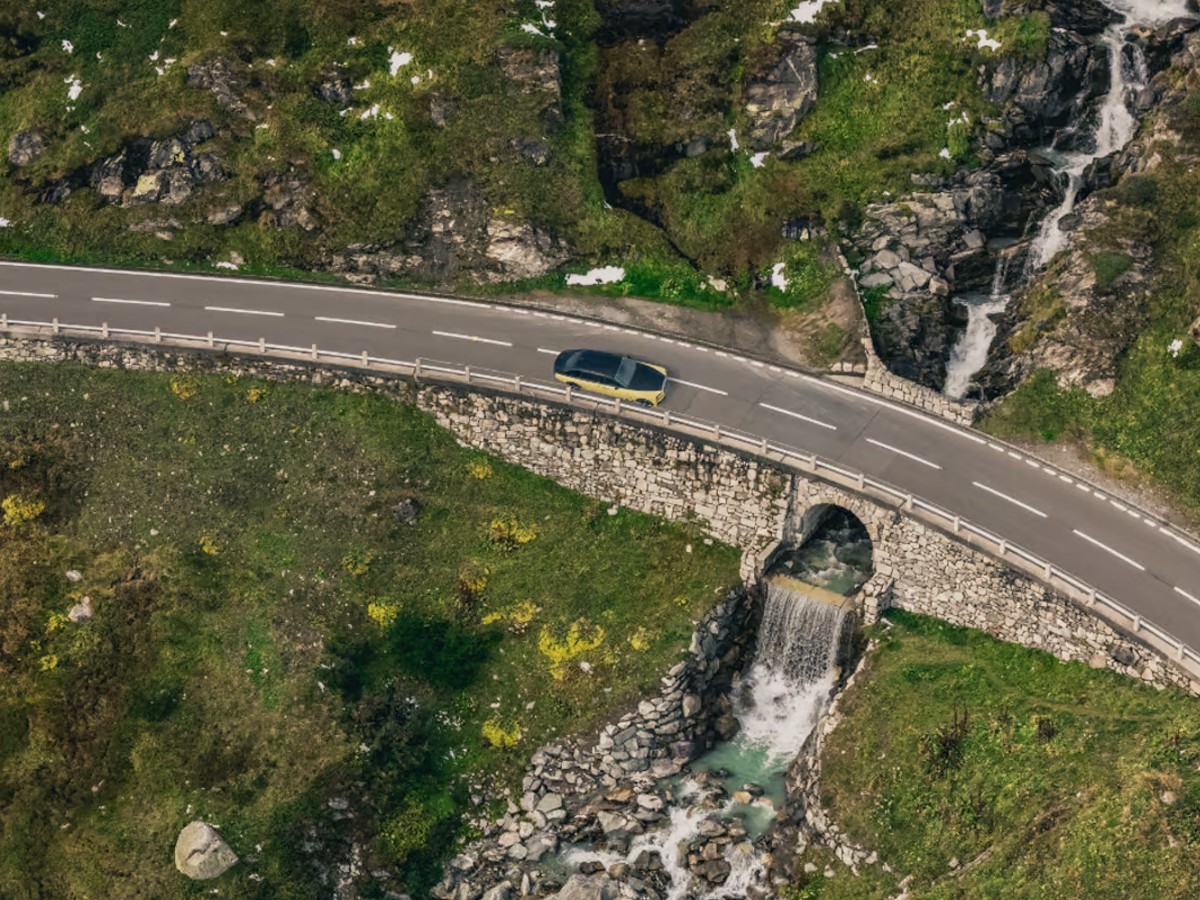 Rolls-Royce_Reveals_One-Off_Goldfinger-14.jpg 16
