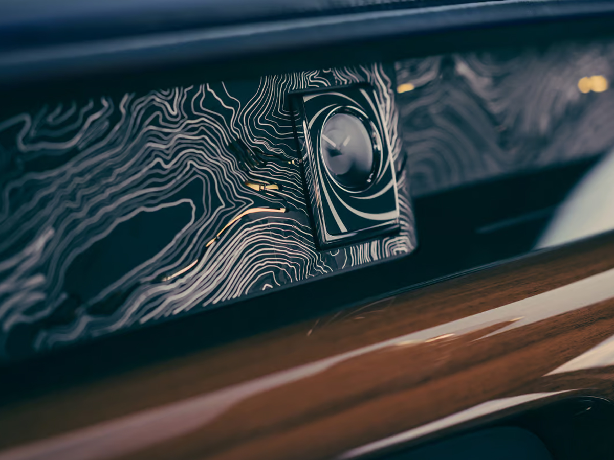 Rolls-Royce_Reveals_One-Off_Goldfinger-15.jpg 17