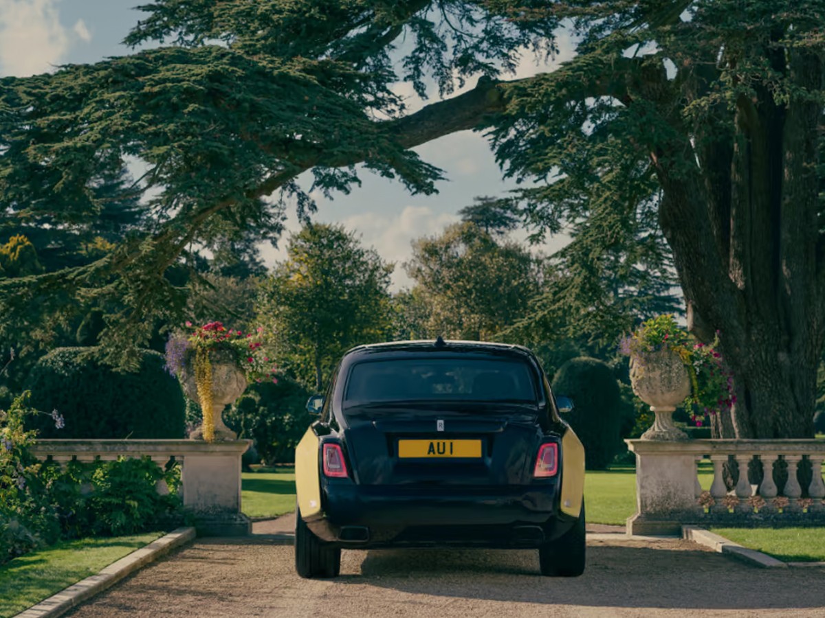 Rolls-Royce_Reveals_One-Off_Goldfinger-23.jpg 25